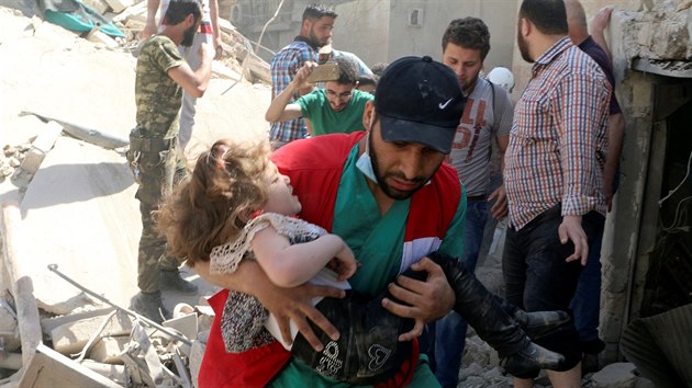Nsledky nletu na historick centrum Aleppa, je dr povstalci (28. dubna 2016).