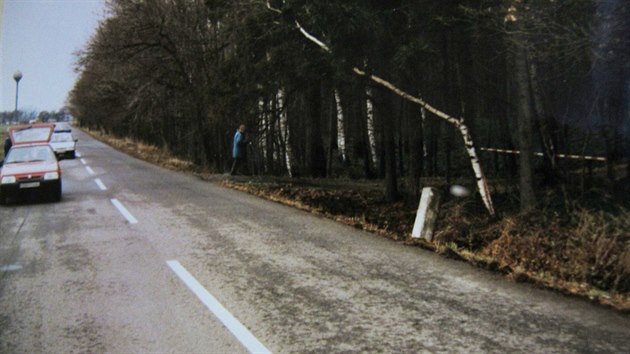 Prv tady, na okraji lesa u Ostravy-Proskovic ve smru na Krmeln, bylo rno 14. prosince 1997 nalezeno tlo dvacetilet eny.