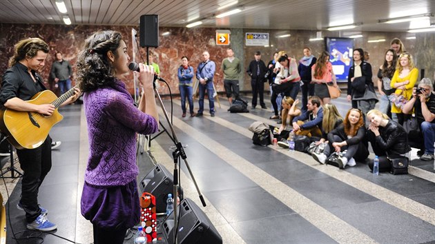 Vystoupen hudebnk pi akci Nalate se v metru.