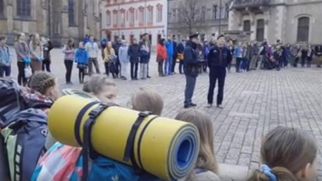 S hymnou skauti ped Bazilikou sv. Jií nepochodili. Policista jim její zpv...