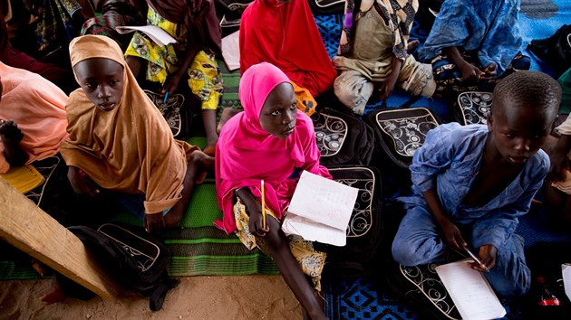 Nigerijsk dti, kter se zachrnily ped teroristickou organizac Boko Haram, poslouchaj vuku v tboe pro vnitn vysdlen obyvatele ve mst Yola. (22. dubna 2016)