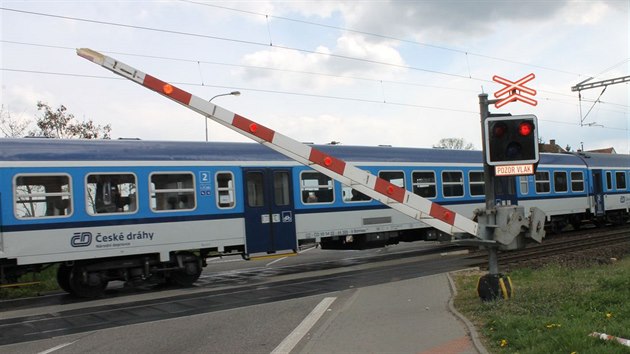 Kamion se na pejezdu v Moravskm Psku mlem srazil s vlakem. Nakonec prorazil zvoru a tsn ujel.