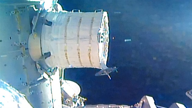 Modul Beam bhem instalace na ISS, 16. dubna 2016. Zatm je stle ve sloenm (nenafouknutm) stavu.