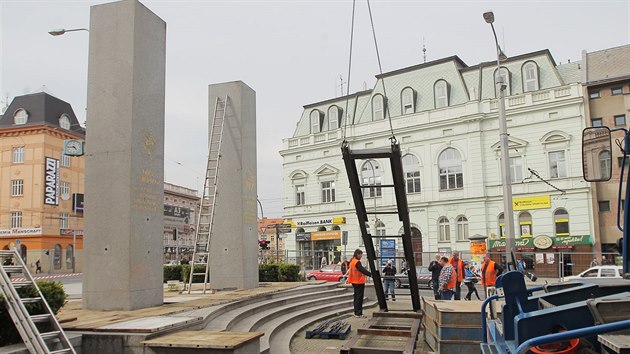 Ppravy na odstrann pamtnku Dky, Ameriko! na rohu plzesk Americk a Klatovsk ulice. (22. 4. 2016)