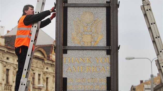 Ppravy na odstrann pamtnku Dky, Ameriko! na rohu plzesk Americk a Klatovsk ulice. (22. 4. 2016)