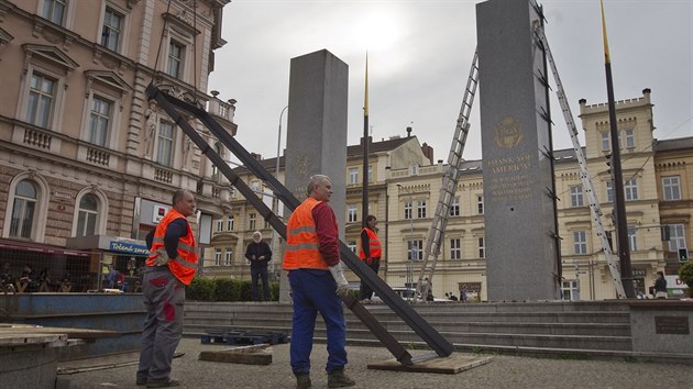 Ppravy na odstrann pamtnku Dky, Ameriko! na rohu plzesk Americk a Klatovsk ulice. (22. 4. 2016)