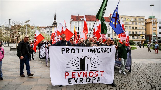 Demonstrace pro i proti migraci v Ostrav. (23. 4. 2016)