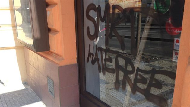 Vandalov poniili vlohy prask restaurace 
La Bibiche. (24. 4. 2016)