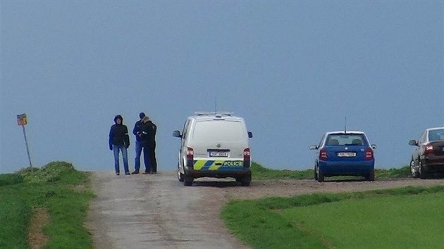 Policist vyetuj zhadnou smrt a zrann v polch mezi obcemi Bukovno a Vinec na Mladoboleslavsku. (24. 4. 2016)