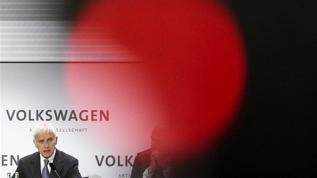 Generln editel automobilky Matthias Mller na tiskov konferenci ve Wolfsburgu (28. dubna 2016).