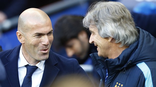 ROZUM SI Zinedine Zidane (vlevo), trenr Realu Madrid, a Manuel Pellegrini, kou Manchesteru City v ptelsk debat ped vodnm semifinle Ligy mistr.