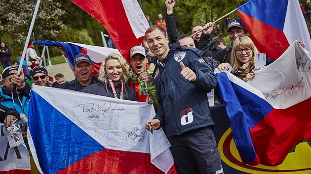 Martin onka s eskmi fanouky ped zvodem Red Bull Air Race v rakouskm Spielbergu.