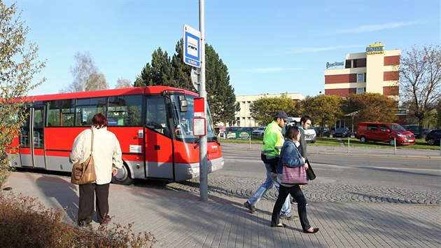 Vstupn zastvku naproti hotelu Slunce kad rno pouij stovky lid. Mnoho prce dalo sladit linky rznch dopravc tak, aby se na zliv pro ti autobusy vechny pi rann pice vely. V souvislosti s rozenm sousedn kiovatky je vak zastvka v ohroen.