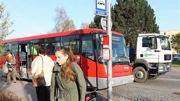 Vstupn zastvku naproti hotelu Slunce kad rno pouij stovky lid. Mnoho prce dalo sladit linky rznch dopravc tak, aby se na zliv pro ti autobusy vechny pi rann pice vely. V souvislosti s rozenm sousedn kiovatky je vak zastvka v ohroen.