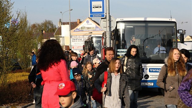 Vstupn zastvku naproti hotelu Slunce kad rno pouij stovky lid. Mnoho prce dalo sladit linky rznch dopravc tak, aby se na zliv pro ti autobusy vechny pi rann pice vely. V souvislosti s rozenm sousedn kiovatky je vak zastvka v ohroen.