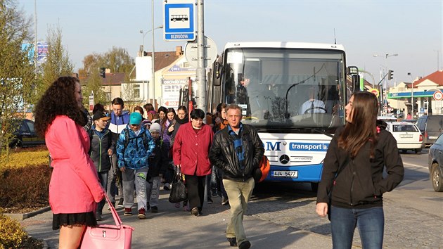 Vstupn zastvku naproti hotelu Slunce kad rno pouij stovky lid. Mnoho prce dalo sladit linky rznch dopravc tak, aby se na zliv pro ti autobusy vechny pi rann pice vely. V souvislosti s rozenm sousedn kiovatky je vak zastvka v ohroen.