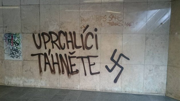 Vandalov popsali vestibul stanice metra Karlovo nmst neonacistickmi vhrkami.