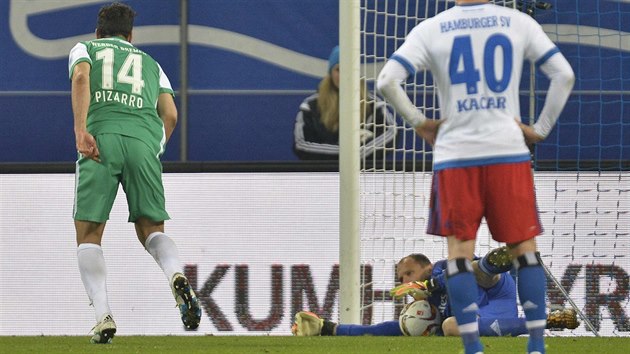 Brank Hamburku Jaroslav Drobn likviduje penaltu, kterou kopal Claudio Pizarro z Brm.