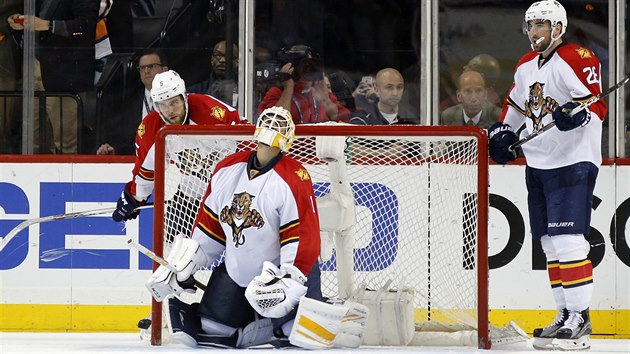 Zklaman hokejist Floridy v ele  s brankem Robertem Luongem bezprostedn po vyazen z play-off  NHL.