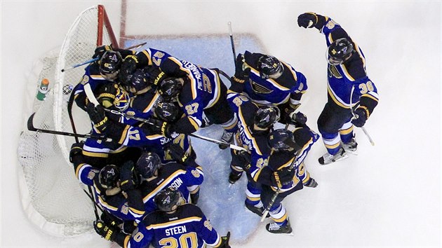 Hokejist St. Louis se raduj z postupu do druhho kola Stanley Cupu.