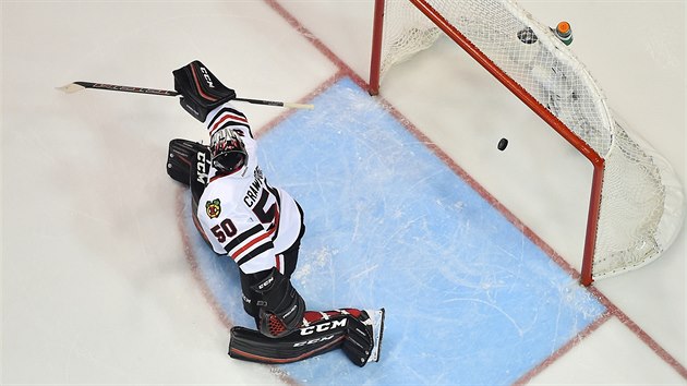 PEKONAN. Brank Chicaga Corey Crawford na puk nedoshl.