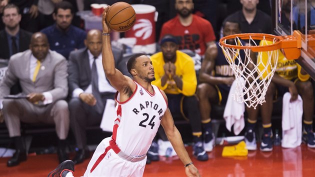 Norman Powell z Toronta efektn smeuje do koe v utkn s Indianou.