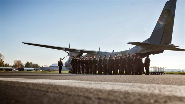 Nstup 29 eskch policist  ped letadlem, kter je doprav na eck ostrov Lesbos. (29.4.2016)