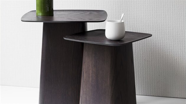 Reedice kovovch stolk u Vitry - Wooden Side Tables (Ronan a Erwan Bouroullec)  nov se vyrbj i ve devn variant.