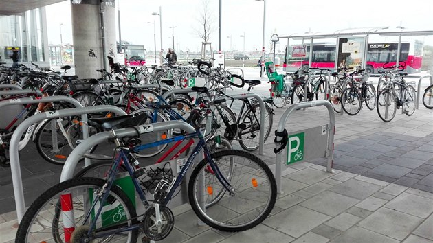 Park and Ride pro bicykly. Stojany u autobusovho ndra a stanice metra Seestadt.