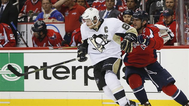 Souboj kapitn, aneb Sidney Crosby (vlevo) z Pittsburghu se sna uniknout Alexandru Ovekinovi z Washingtonu.