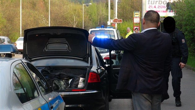 Na tyhle si dvejte pozor, upozoruje policie. Posdka Audi reaguje vulgrn. Zde v ulici Na Stri, kde od policie dostali jen pokutu (20.4.2016)