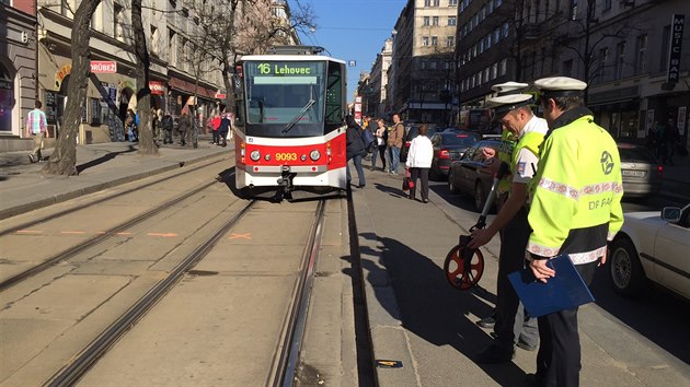 Ve tvrtek odpoledne se v Jen ulici srazila tramvaj s tinctiletm chlapcem, kter byl s vnm zrannm pevezen do nemocnice (21.4.2016)