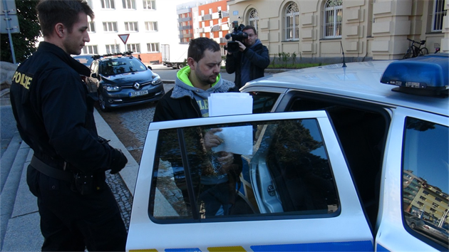 Okresn soud v Mlad Boleslavi uvalil vazbu na mue, kter podle kriminalist v nedli ubodal a tce zranil dva mue v polch na Mladoboleslavsku (28.4.2016)