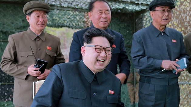 Severokorejsk vdce Kim ong-un se osobn zastnil zkouky odplen balistick rakety z ponorky. Severokorejsk tiskov agentura KCNA zveejnila tento snmek 24. dubna 2016.