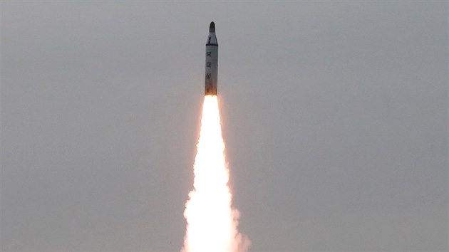 Test balistick rakety v KLDR. Snmek zveejnila severokorejsk agentura KCNA v nedli 24. dubna 2016.