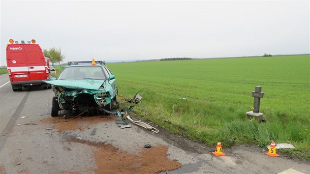 idika kodovky nezastavila na stopce a v kiovatce se srazila s opelem. Ten po nehod skonil v poli.