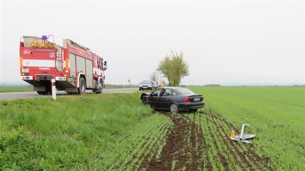 idika kodovky nezastavila na stopce a v kiovatce se srazila s opelem. Ten po nehod skonil v poli.