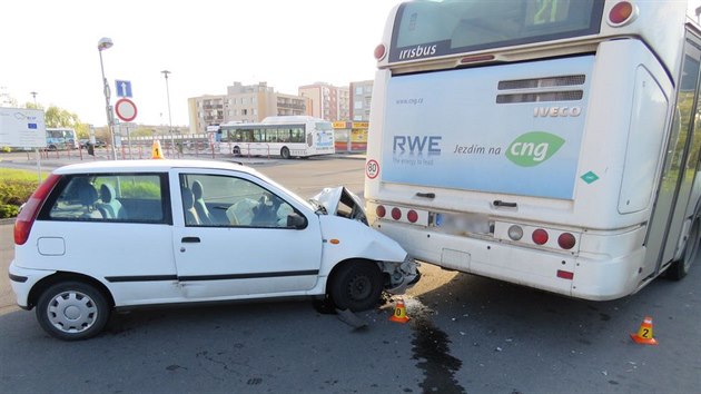 idika za jzdy upravovala stntko, narazila do stojcho autobusu a lehce se zranila.