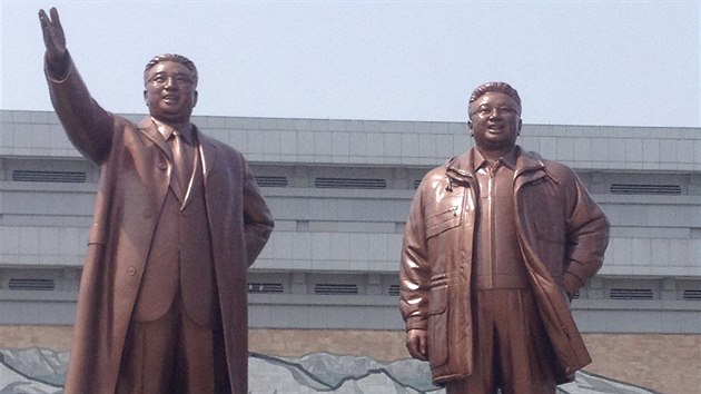 Olomouck vytrvalec Frantiek Lorenc navtvil totalitn Severn Koreu a zastnil se zvodu v hlavnm mst Pchjongjangu. Jeho soust je poklonn se obm sochm Kim Ir-sena a jeho syna Kim ong-ila, co Lorenc odmtl.