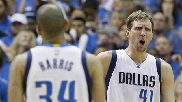 Dirk Nowitzki (41) z Dallasu nesouhlas s verdikterm rozhodho, v poped jeho spoluhr Devin Harris.