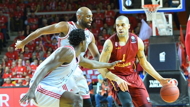 Blake Schilb (vpravo) z Galatasaray Istanbul el v duelu se trasburkem obran Bangalyho Fofany (dole) a Mardyho Collinse.