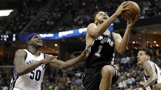 Kyle Anderson (1) ze San Antonia pronikl mezi Zachem Randolphem (50) a Mattem Barnesem z Memphisu.