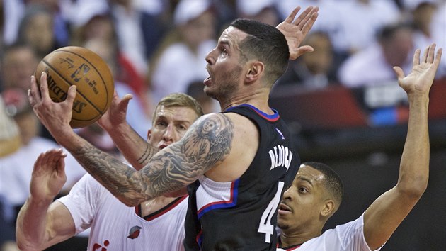 J. J. Redick (v ernm) z LA Clippers stl na ko Portlandu, brn ho Mason Plumlee (vlevo) a C. J. McCollum.