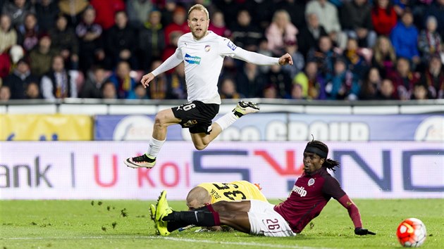 Plzeský záloník Daniel Kolá (v bílém) selhal v anci ve lágru proti Spart,...