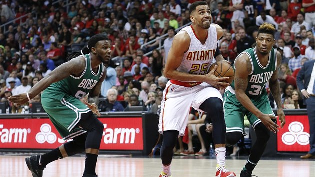 Thabo Sefolosha z Atlanty se chyst ke stele, brnit ho tou dva hri Bostonu - vlevo je Jae Crowder, vpravo pak Marcus Smart.