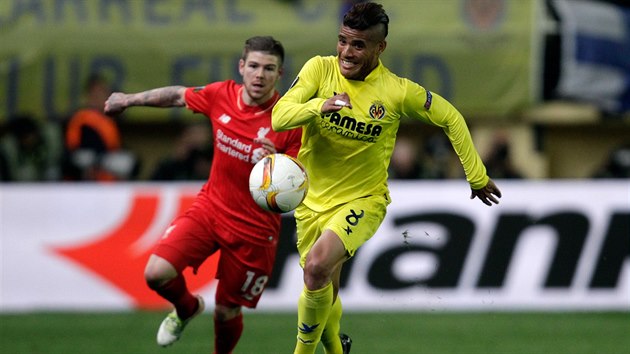 Jonathan dos Santos z Villarrealu (vpravo) a Alberto Moreno z Liverpoolu bojuj o baln v vodnm semifinle Evropsk ligy.