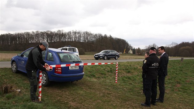 Nepovolenmu parkovn na loukch pod ratiboickm zmkem zatm brn jedna zbrana. Na mst jsou Petr Kuna ze Sprvy Chrnn krajinn oblasti Broumovsko (vlevo), kasteln zmku Ivan eka a eskoskalick starosta Martin Stank.