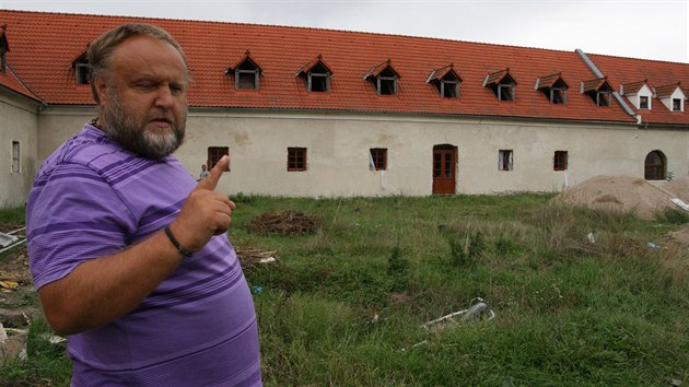 Miroslav Trejbal na podzim 2013 opravil stje, kde chce sklady a muzeum pohebnictv. Zbytek arelu zmku je zdevastovan.