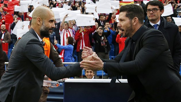 OPT SE SETKVME. Hrvali proti sob, nyn se stetli coby treni. Pep Guardiola z Bayernu Mnichov a Diego Simeone z Atltika Madrid (vpravo).