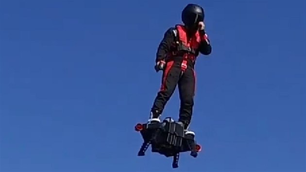 Pohled na spodn st ltajcho stroje Flyboard Air.